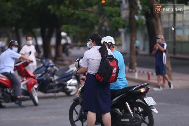 Ngày thi đầu tiên Kỳ thi tốt nghiệp THPT 2021: Thí sinh có mặt từ rất sớm, cha mẹ không được tập trung ở cổng trường chờ con-5