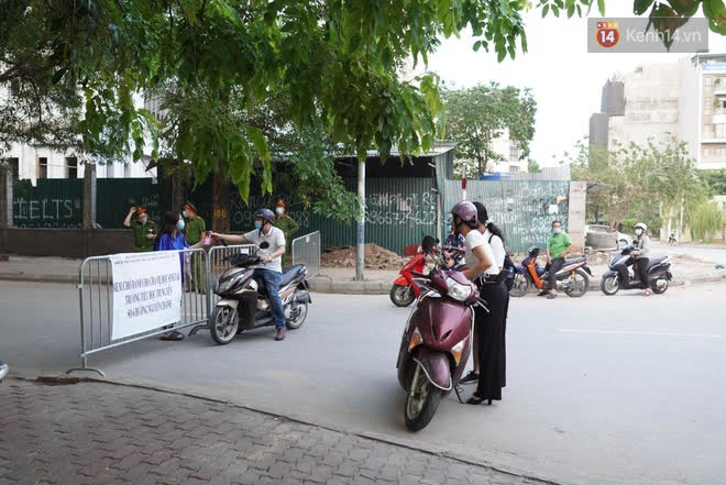 Ngày thi đầu tiên Kỳ thi tốt nghiệp THPT 2021: Thí sinh có mặt từ rất sớm, cha mẹ không được tập trung ở cổng trường chờ con-4