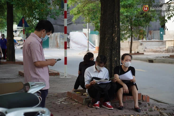 Ngày thi đầu tiên Kỳ thi tốt nghiệp THPT 2021: Thí sinh có mặt từ rất sớm, cha mẹ không được tập trung ở cổng trường chờ con-3