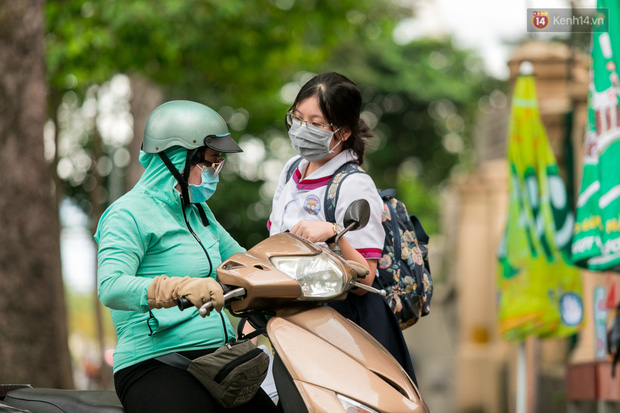 Ngày thi đầu tiên Kỳ thi tốt nghiệp THPT 2021: Thí sinh có mặt từ rất sớm, cha mẹ không được tập trung ở cổng trường chờ con-1