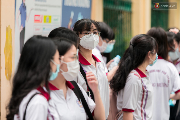Ngày thi đầu tiên Kỳ thi tốt nghiệp THPT 2021: Thí sinh có mặt từ rất sớm, cha mẹ không được tập trung ở cổng trường chờ con-2