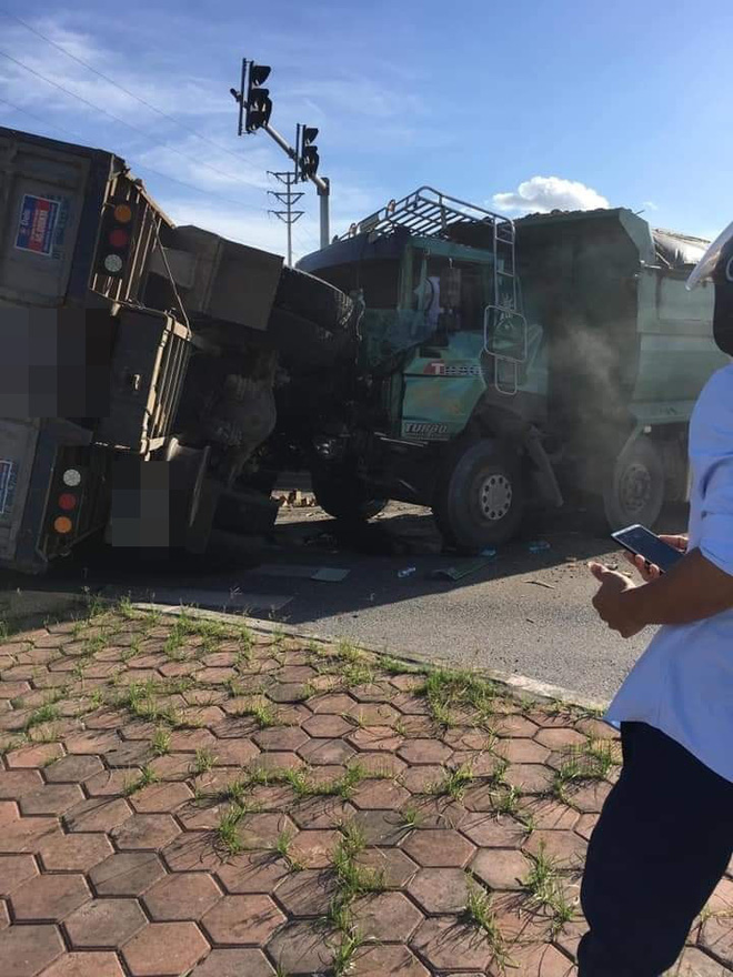 Chui ra từ ô tô bị đâm nát bét, tài xế xúc động chắp tay cảm ơn người dân đã hợp lực cứu-2