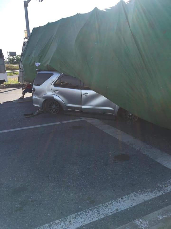 Chui ra từ ô tô bị đâm nát bét, tài xế xúc động chắp tay cảm ơn người dân đã hợp lực cứu-3