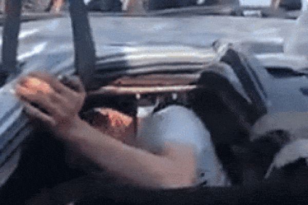 Chui ra từ ô tô bị đâm nát bét, tài xế xúc động chắp tay cảm ơn người dân đã hợp lực cứu