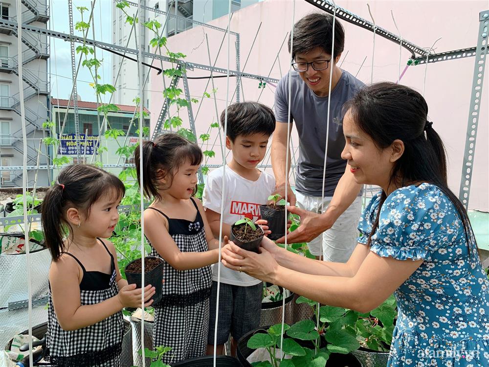 Khu vườn xanh tươi trên mái nhà và bí quyết đáng học hỏi của mẹ 3 con ở Sài Gòn-1