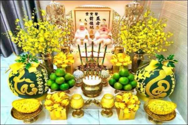 Tường tận cách sắp xếp và chuẩn bị bàn thờ thần Tài chuẩn phong thủy để gia tăng tài lộc, công việc làm ăn lên như diều gặp gió-1