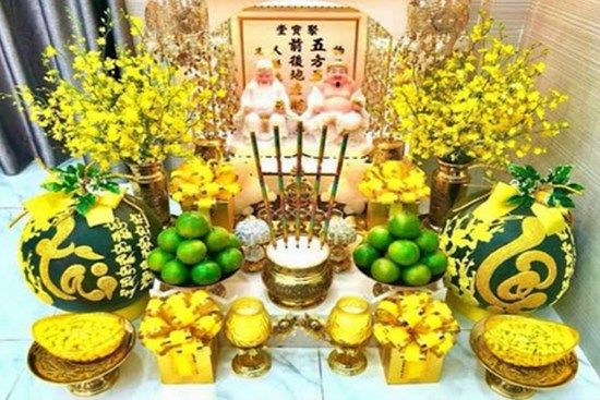 Tường tận cách sắp xếp và chuẩn bị bàn thờ thần Tài chuẩn phong thủy để gia tăng tài lộc, công việc làm ăn lên như diều gặp gió