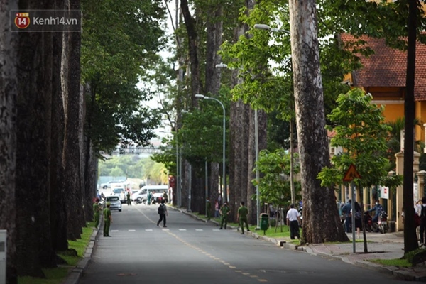 Cảnh tượng vắng hoe chưa từng có trước cổng trường thi: Đường sá hiu hắt, phụ huynh nhanh chóng ra về-3