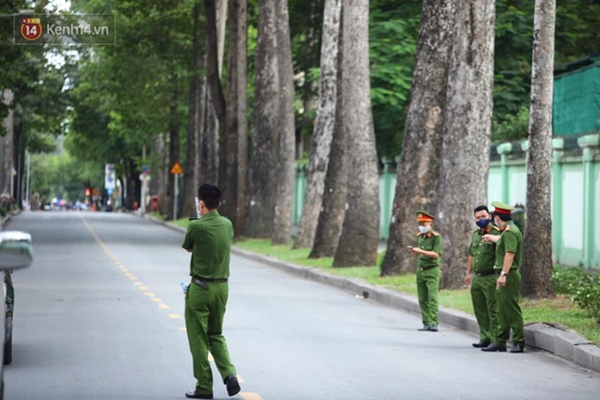 Cảnh tượng vắng hoe chưa từng có trước cổng trường thi: Đường sá hiu hắt, phụ huynh nhanh chóng ra về-5