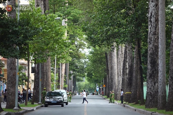 Cảnh tượng vắng hoe chưa từng có trước cổng trường thi: Đường sá hiu hắt, phụ huynh nhanh chóng ra về-7