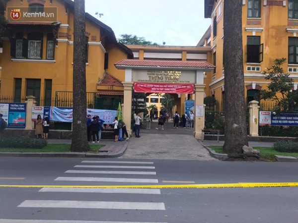 Cảnh tượng vắng hoe chưa từng có trước cổng trường thi: Đường sá hiu hắt, phụ huynh nhanh chóng ra về-9