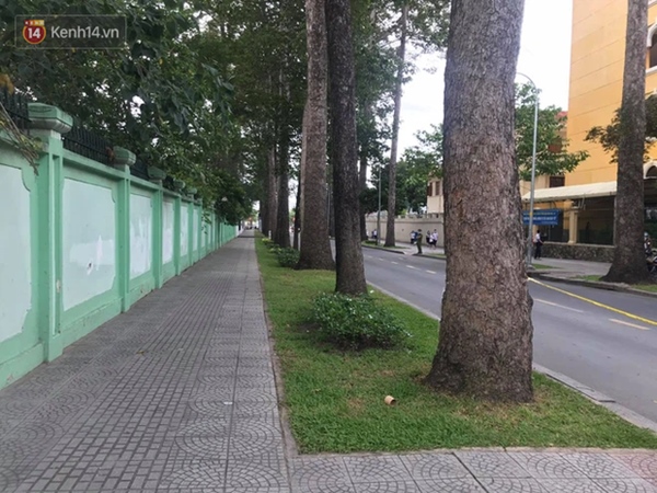 Cảnh tượng vắng hoe chưa từng có trước cổng trường thi: Đường sá hiu hắt, phụ huynh nhanh chóng ra về-10