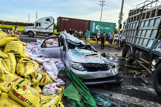 Nam tài xế kể lại giây phút cẩu nóc xe con để giải cứu người bị mắc kẹt