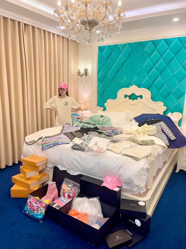 Nghe tin cách ly, nữ đại gia ở biệt thự 200 tỷ hối ship cả núi đồ hiệu đến để mặc ở ...nhà: Giàu gì dữ trời!-2