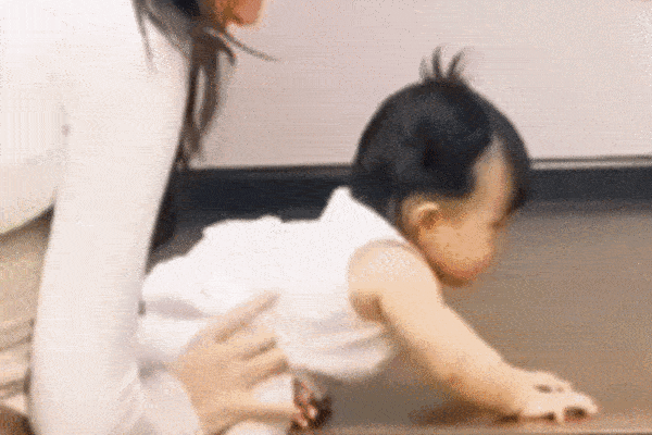 Con gái leo trèo nhưng không xuống được bèn cầu cứu mẹ, Đông Nhi có phản ứng khiến ai cũng khen nuôi con khéo quá