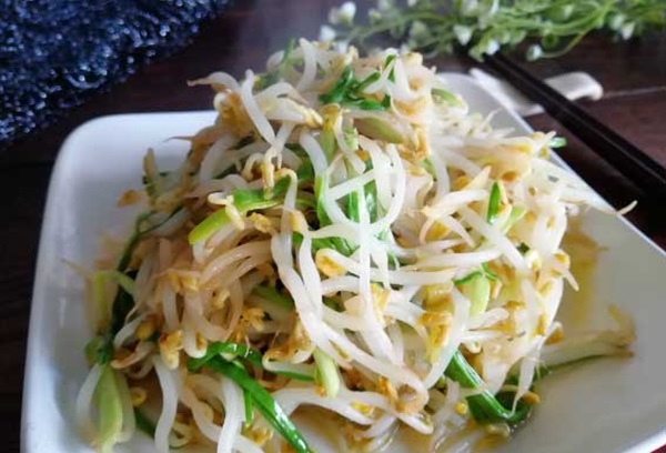 Xào giá đỗ không nên cho trực tiếp vào nồi, làm thêm một bước nữa giá đỗ sẽ giòn và không bị ra nước-1