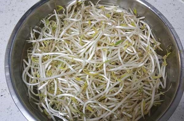 Xào giá đỗ không nên cho trực tiếp vào nồi, làm thêm một bước nữa giá đỗ sẽ giòn và không bị ra nước-2