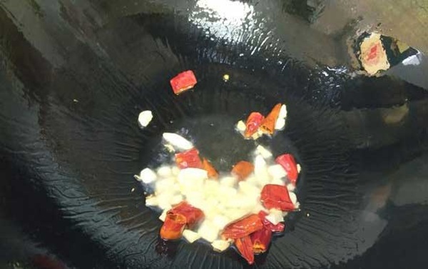 Xào giá đỗ không nên cho trực tiếp vào nồi, làm thêm một bước nữa giá đỗ sẽ giòn và không bị ra nước-3