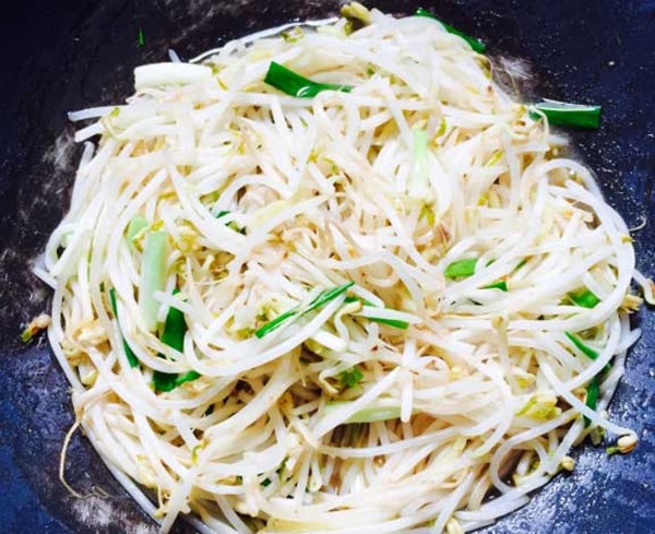 Xào giá đỗ không nên cho trực tiếp vào nồi, làm thêm một bước nữa giá đỗ sẽ giòn và không bị ra nước-4