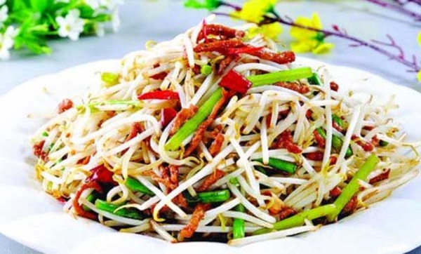 Xào giá đỗ không nên cho trực tiếp vào nồi, làm thêm một bước nữa giá đỗ sẽ giòn và không bị ra nước-5