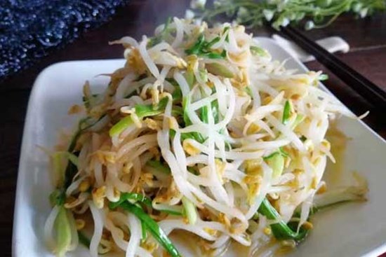 Xào giá đỗ không nên cho trực tiếp vào nồi, làm thêm một bước nữa giá đỗ sẽ giòn và không bị ra nước