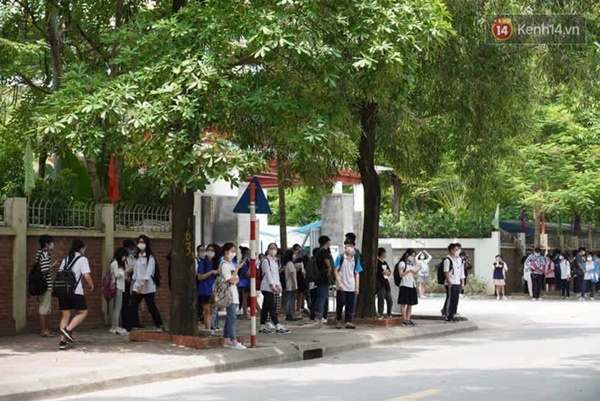 Kỳ thi tốt nghiệp THPT 2021 chiều 7/7: Thí sinh đến sớm, mang theo sách ôn lại môn Toán-3