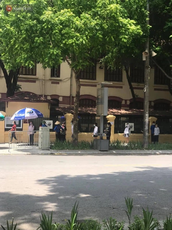 Kỳ thi tốt nghiệp THPT 2021 chiều 7/7: Thí sinh đến sớm, mang theo sách ôn lại môn Toán-4