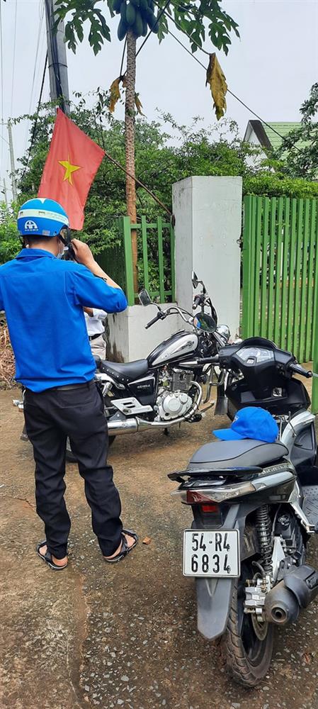 Thí sinh ngủ quên, công an phải đến tận nơi gọi dậy chở đi thi-1