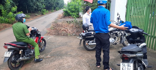 Thí sinh ngủ quên, công an phải đến tận nơi gọi dậy chở đi thi-2