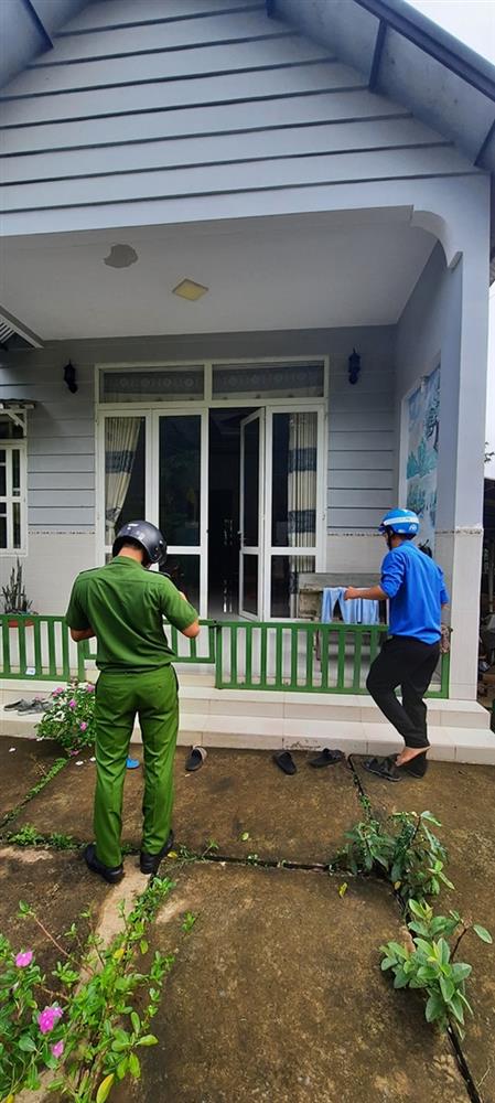 Thí sinh ngủ quên, công an phải đến tận nơi gọi dậy chở đi thi-3