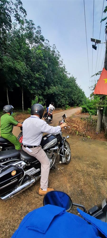 Thí sinh ngủ quên, công an phải đến tận nơi gọi dậy chở đi thi-4