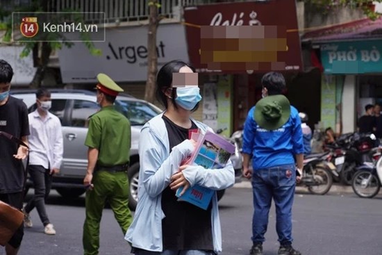 NÓNG: Thí sinh ở TP.HCM ngất xỉu khi đang làm bài thi, test nhanh dương tính Covid-19
