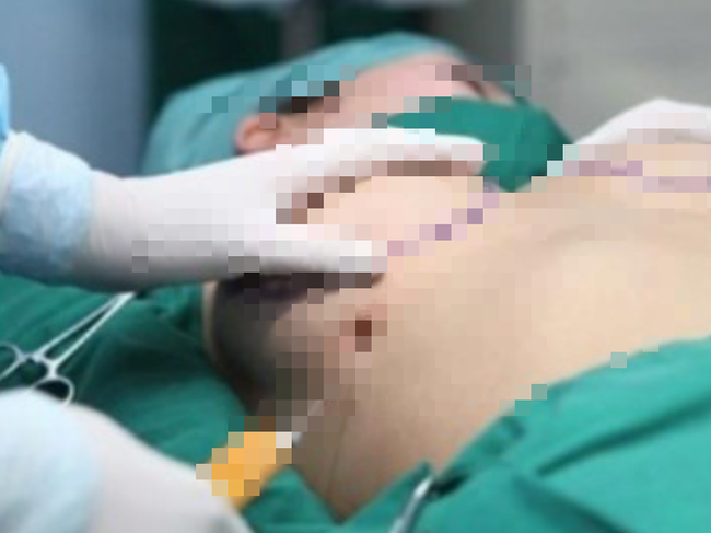 Vụ người phụ nữ tử vong sau khi nâng ngực ở TP.HCM: Chủ phòng khám mang thi thể đến trại hòm mai táng trong đêm-1