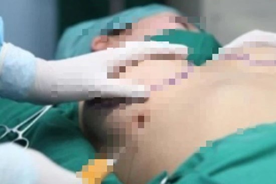 Vụ người phụ nữ tử vong sau khi nâng ngực ở TP.HCM: Chủ phòng khám mang thi thể đến trại hòm mai táng trong đêm