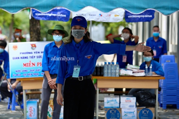 Chiều 7/7: Chùm ảnh phụ huynh ngồi bệt dưới đất, lấy dép kê chân ngồi ngóng trông con thi tốt nghiệp môn Toán-1