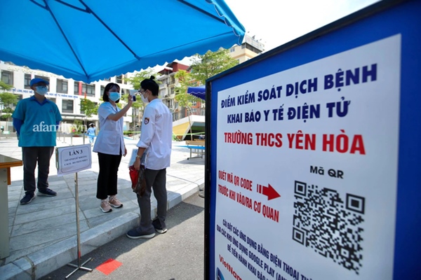 Chiều 7/7: Chùm ảnh phụ huynh ngồi bệt dưới đất, lấy dép kê chân ngồi ngóng trông con thi tốt nghiệp môn Toán-2