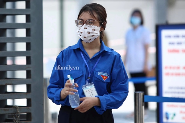 Chiều 7/7: Chùm ảnh phụ huynh ngồi bệt dưới đất, lấy dép kê chân ngồi ngóng trông con thi tốt nghiệp môn Toán-3