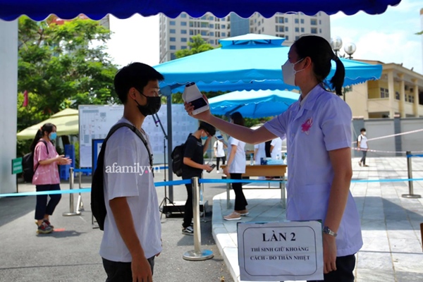 Chiều 7/7: Chùm ảnh phụ huynh ngồi bệt dưới đất, lấy dép kê chân ngồi ngóng trông con thi tốt nghiệp môn Toán-4