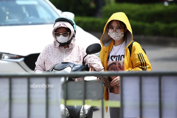 Chiều 7/7: Chùm ảnh phụ huynh ngồi bệt dưới đất, lấy dép kê chân ngồi ngóng trông con thi tốt nghiệp môn Toán-5