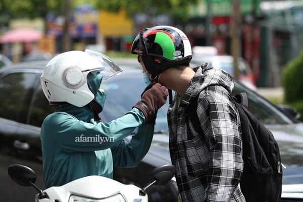 Chiều 7/7: Chùm ảnh phụ huynh ngồi bệt dưới đất, lấy dép kê chân ngồi ngóng trông con thi tốt nghiệp môn Toán-6