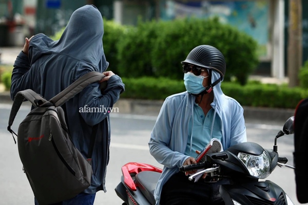 Chiều 7/7: Chùm ảnh phụ huynh ngồi bệt dưới đất, lấy dép kê chân ngồi ngóng trông con thi tốt nghiệp môn Toán-7