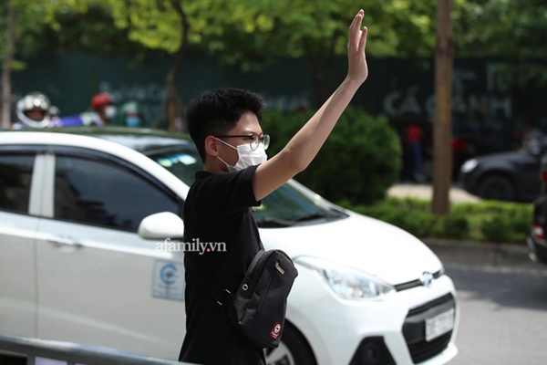 Chiều 7/7: Chùm ảnh phụ huynh ngồi bệt dưới đất, lấy dép kê chân ngồi ngóng trông con thi tốt nghiệp môn Toán-8