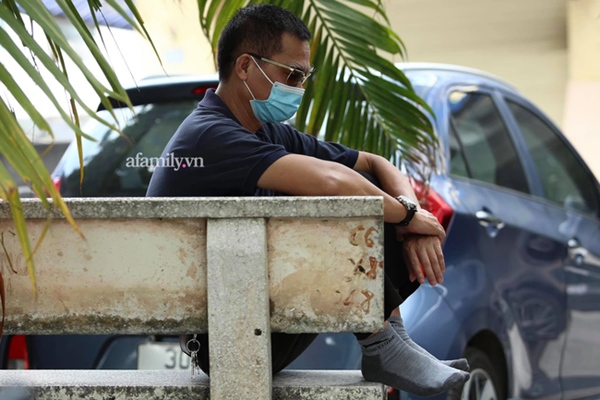 Chiều 7/7: Chùm ảnh phụ huynh ngồi bệt dưới đất, lấy dép kê chân ngồi ngóng trông con thi tốt nghiệp môn Toán-9