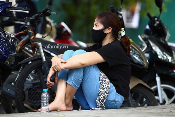 Chiều 7/7: Chùm ảnh phụ huynh ngồi bệt dưới đất, lấy dép kê chân ngồi ngóng trông con thi tốt nghiệp môn Toán-11