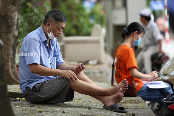 Chiều 7/7: Chùm ảnh phụ huynh ngồi bệt dưới đất, lấy dép kê chân ngồi ngóng trông con thi tốt nghiệp môn Toán-12