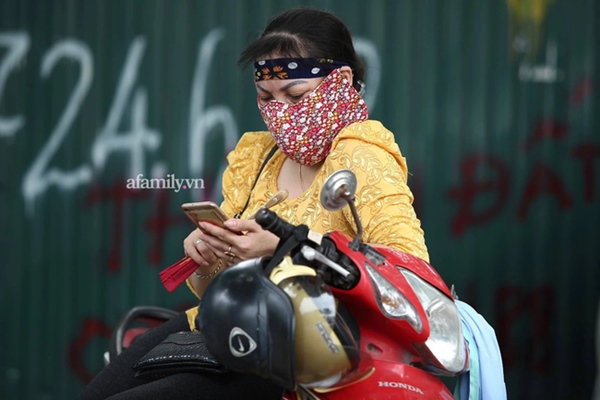 Chiều 7/7: Chùm ảnh phụ huynh ngồi bệt dưới đất, lấy dép kê chân ngồi ngóng trông con thi tốt nghiệp môn Toán-13