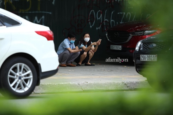 Chiều 7/7: Chùm ảnh phụ huynh ngồi bệt dưới đất, lấy dép kê chân ngồi ngóng trông con thi tốt nghiệp môn Toán-14