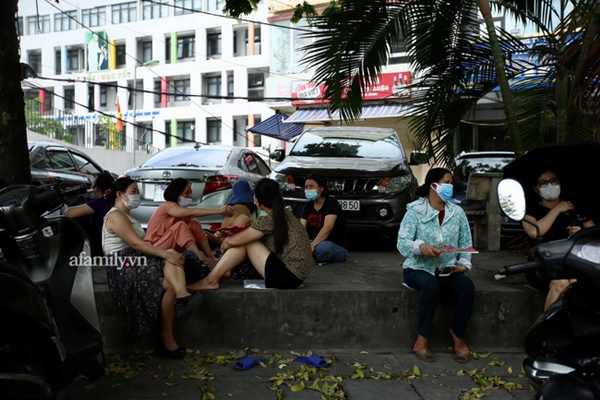 Chiều 7/7: Chùm ảnh phụ huynh ngồi bệt dưới đất, lấy dép kê chân ngồi ngóng trông con thi tốt nghiệp môn Toán-15