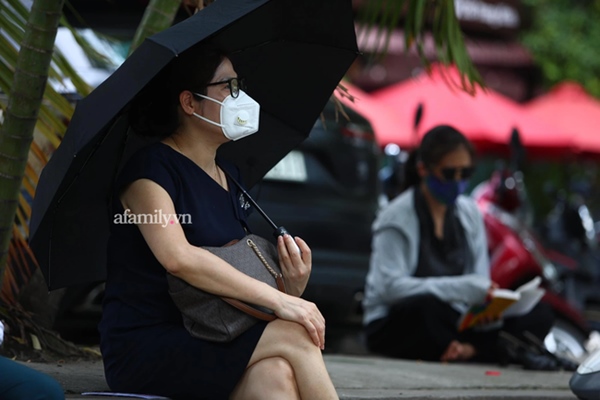 Chiều 7/7: Chùm ảnh phụ huynh ngồi bệt dưới đất, lấy dép kê chân ngồi ngóng trông con thi tốt nghiệp môn Toán-16