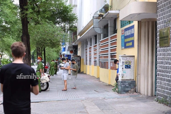 Chiều 7/7: Chùm ảnh phụ huynh ngồi bệt dưới đất, lấy dép kê chân ngồi ngóng trông con thi tốt nghiệp môn Toán-17